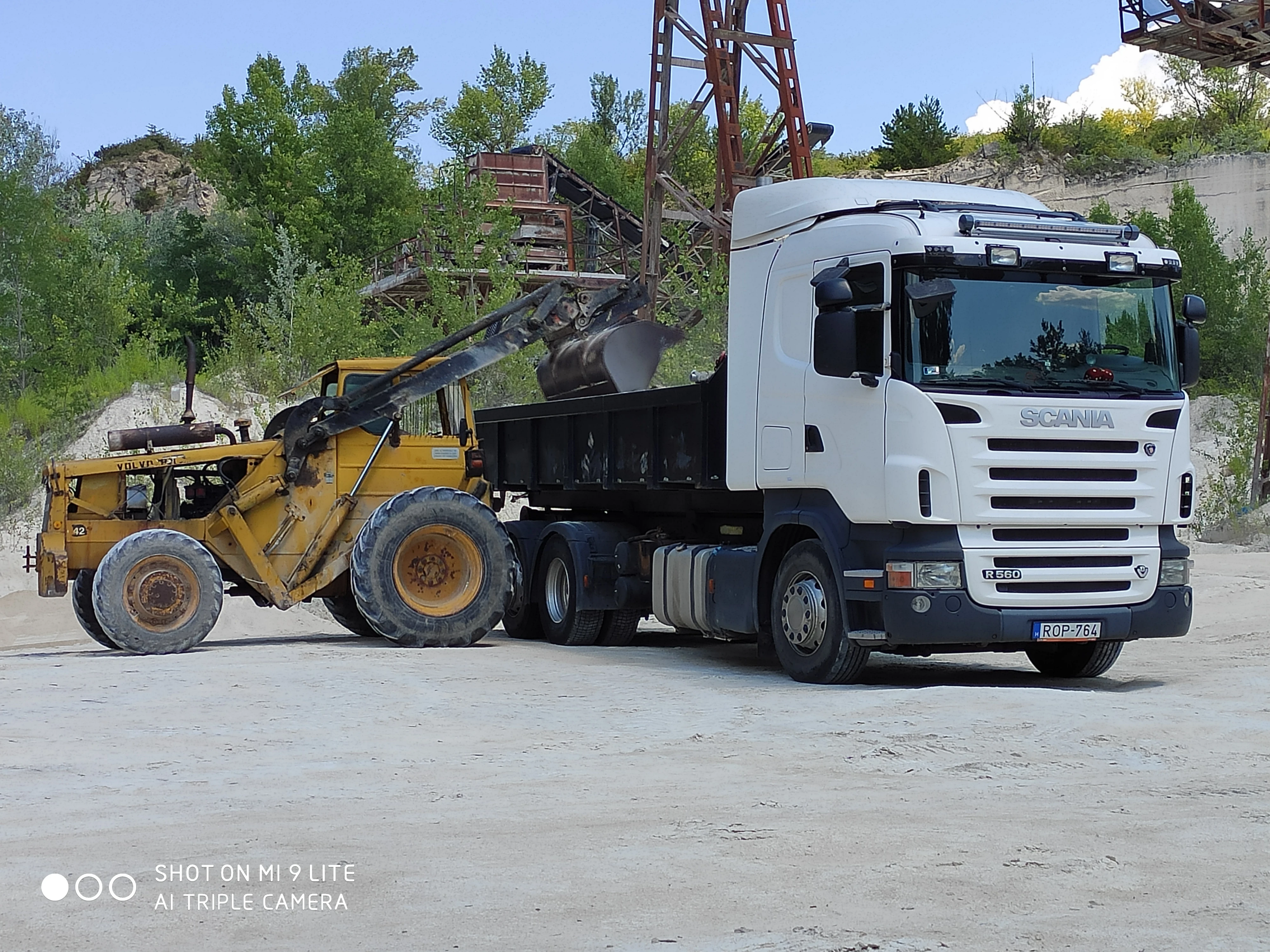 Scania R560 legördülő konténeres tehergépjármű